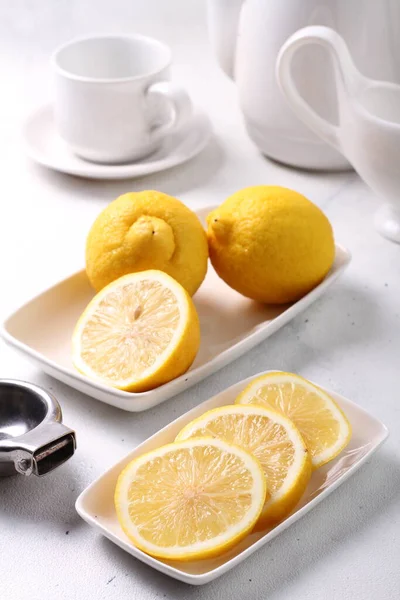 Chá Limão Com Limões Hortelã Fundo Branco — Fotografia de Stock