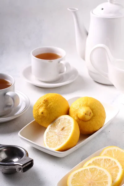 Чашка Чая Лимонами Лимоном Белом Столе — стоковое фото