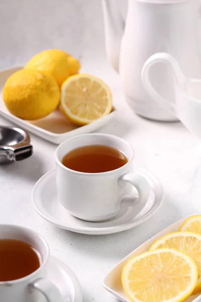 Chá Limão Com Xícara Branca Colher Hortelã Fresca Fundo Cinza — Fotografia de Stock