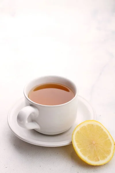 白を基調とした紅茶とレモンのスライス — ストック写真