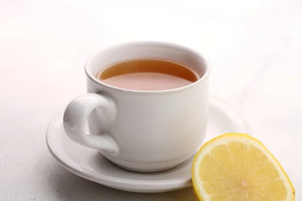 白を基調としたレモンとミントのお茶 — ストック写真