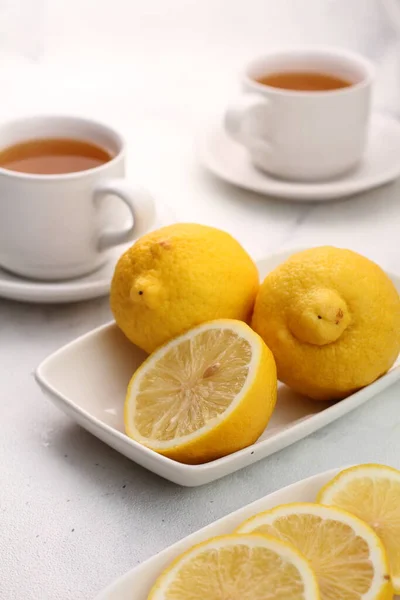 白い木の背景にレモンティーレモンと蜂蜜のカップ — ストック写真