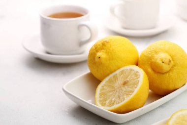 limon çayı ve limon beyaz tabakta. 
