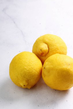 Taze olgun limonlar, yakın plan, masanın üstünde..