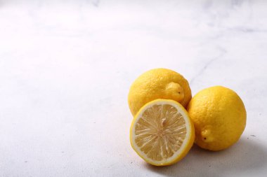 Beyaz arka planda taze limon