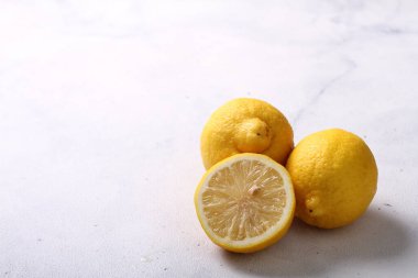 Beyaz arkaplanda taze limon