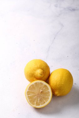 Beyaz arkaplanda taze limon