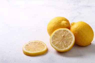 Beyaz arka planda taze limon