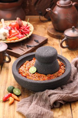 Baharatlı ve otlu acı biber çorbası.