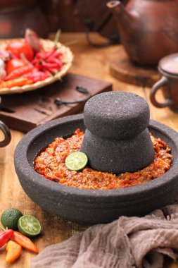 Bir kase sıcak siyah beyaz pilavı tuz ve biberle kapat.