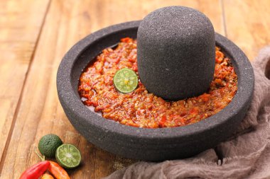 Bir kase kırmızı biber ve tuz yakın.