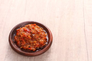 Kırmızı biber ve fesleğenli domates sosu