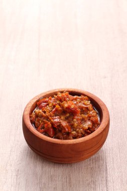 Kırmızı biberli ve sarımsaklı domates sosu.