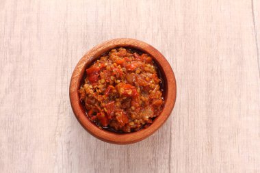 Kırmızı biber ve sarımsaklı domates sosu.