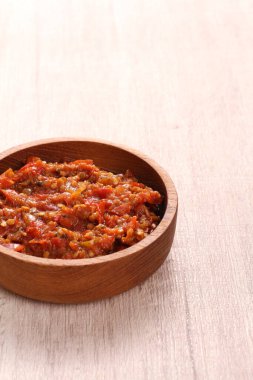 Kırmızı biberli ve sarımsaklı domates sosu.