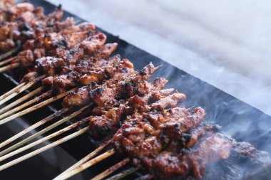 Kömür ızgarasında ızgara et.