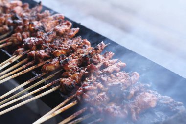 Kömür ızgarasında ızgara et.