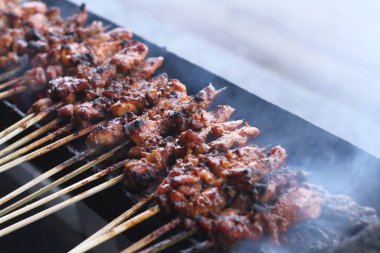 Kömür ızgarasında ızgara et.