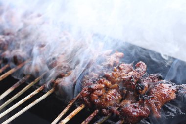 Kömür ızgarasında ızgara et.