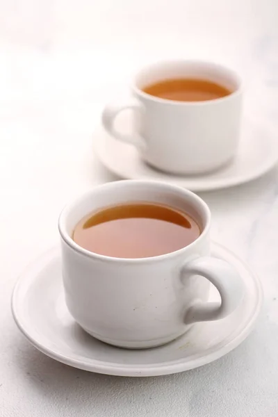 お茶と白いティーポットのカップを背景に — ストック写真