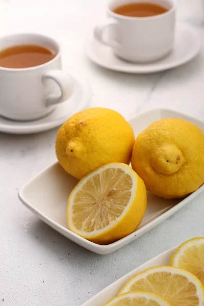 Herbata Cytrynowa Filiżanką Aromatycznych Owoców Białym Stole — Zdjęcie stockowe
