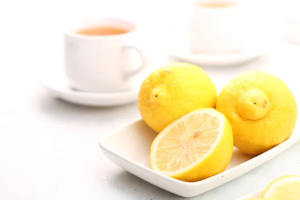 Лимонный Чай Чашкой Свежей Мяты Белом Фоне — стоковое фото