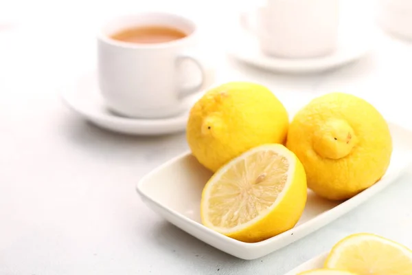 Лимонный Чай Чашкой Свежей Мяты Белом Фоне — стоковое фото