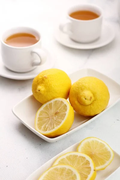 Ломтики Лимона Чаем Белой Тарелке — стоковое фото