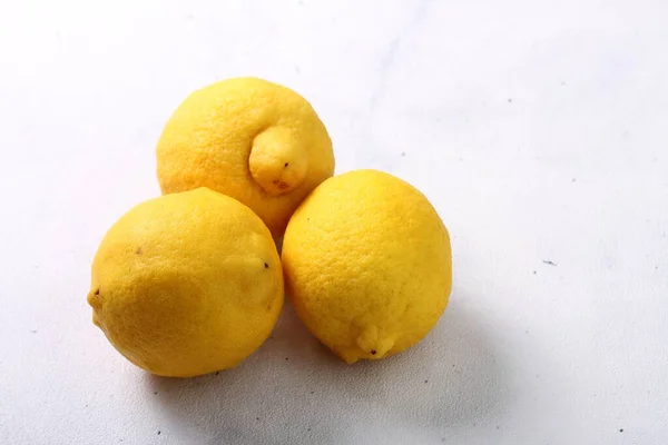 Citrons Sur Fond Bois — Photo