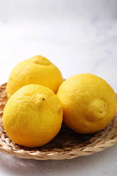 Limoni Freschi Uno Sfondo Legno Bianco — Foto Stock