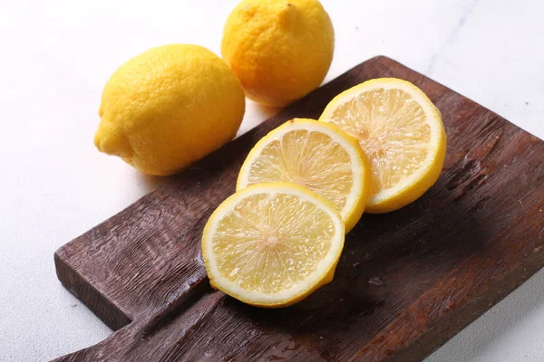 Fette Limone Tavola Legno Sfondo Bianco — Foto Stock