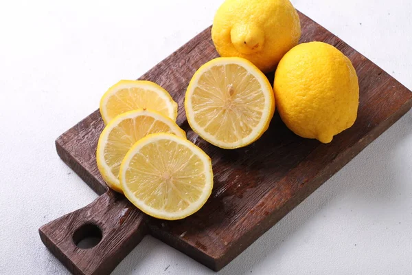 新鮮なレモンとレモンの白い背景のクローズアップ — ストック写真