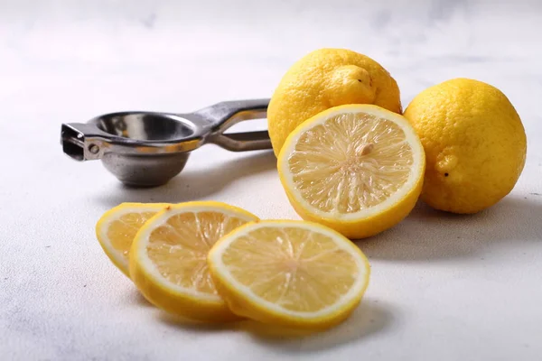 Čerstvé Plátky Citronu Skleněné Misce Šedém Kamenném Pozadí — Stock fotografie