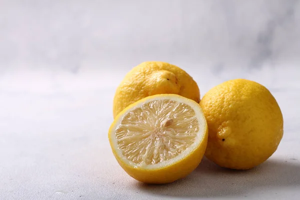 灰色の背景にレモン スライスしたレモンカット — ストック写真