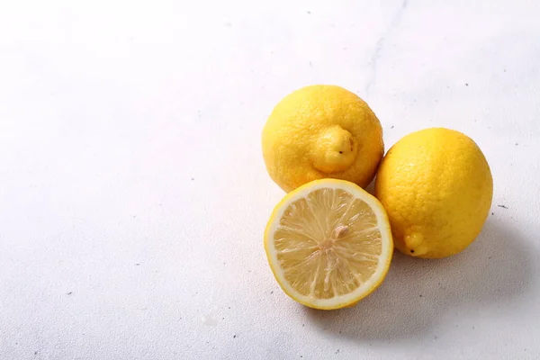 Čerstvý Citron Bílém Pozadí — Stock fotografie