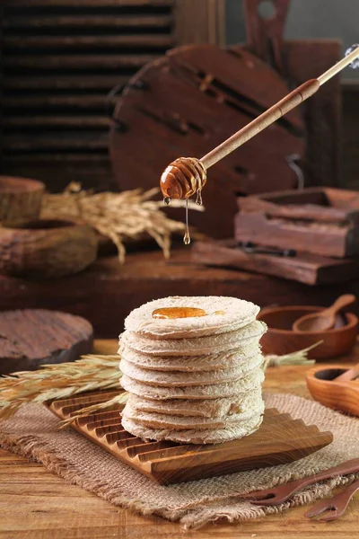 Tahta Arka Planda Ballı Çikolatalı Yapımı Krepler — Stok fotoğraf