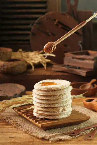 Tahta Arka Planda Ballı Çikolatalı Yapımı Krepler — Stok fotoğraf