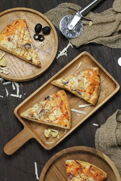 Hausgemachte Pizza Mit Hühnchen Und Gemüse — Stockfoto