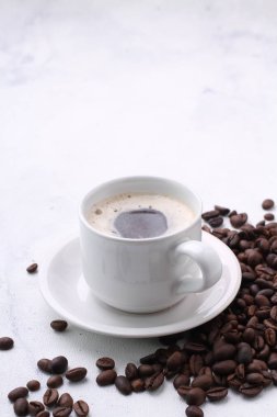 Beyaz arka planda kahve fincanı ve çay tabağı.