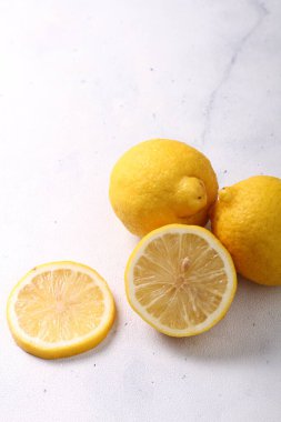 beyaz arkaplanda limon