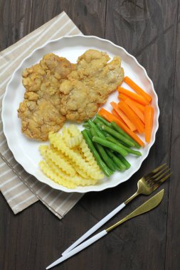 Kızarmış tavuk göğsü, patates ve havuç..