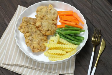 Izgara domuz pirzolası ve patates püresi. seçici odak.