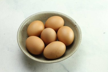 Beyaz arka planda bir kasede yumurtalar