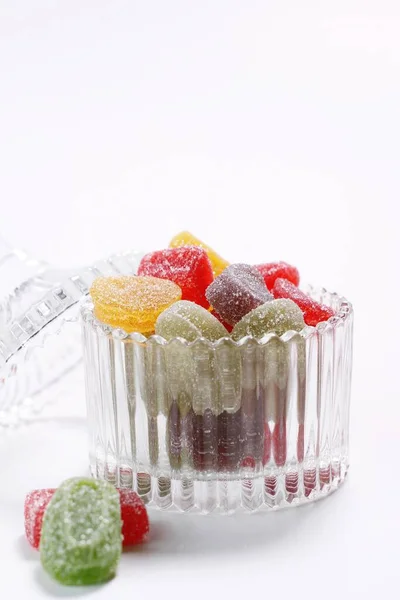 白色底色玻璃碗里的彩色果冻糖果 — 图库照片
