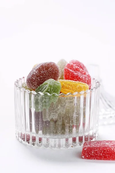 白色底色玻璃碗里的彩色果冻糖果 — 图库照片
