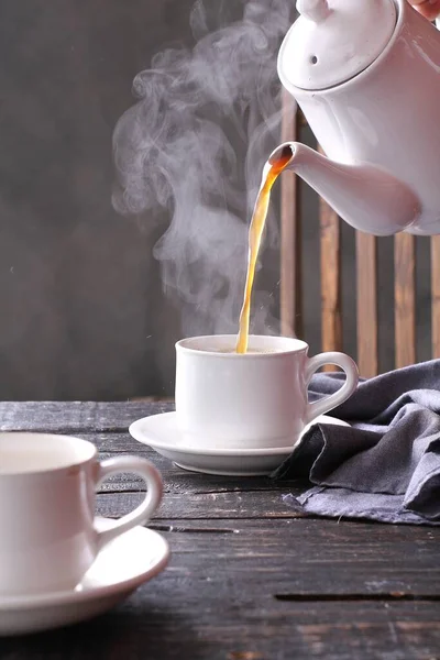 Tahta Bir Masanın Üzerinde Beyaz Bir Dumanla Bir Fincan Çay — Stok fotoğraf