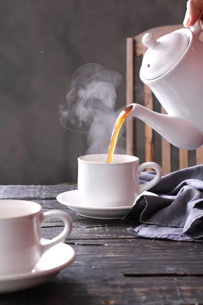 Tahta Bir Masanın Üzerinde Beyaz Bir Kupayla Bir Fincan Çay — Stok fotoğraf
