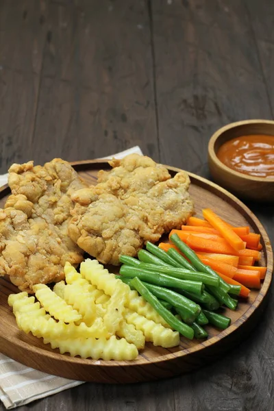 おいしい食べ物鶏と野菜のシチューニンジンと目玉焼き — ストック写真
