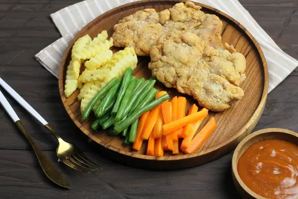 野菜と一緒に鉄板で揚げた魚のクローズアップ — ストック写真