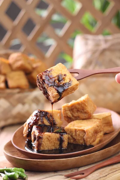 蜂蜜とナッツとおいしい自家製チョコレートケーキ — ストック写真